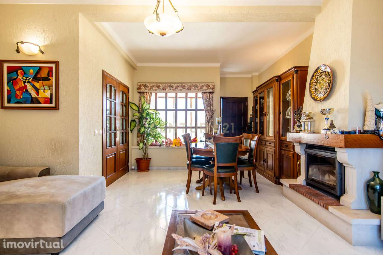 Espaçosa Moradia T3 + 2 com Garagem Localizada  na Bela Vista perto de - Grande imagem: 3/29