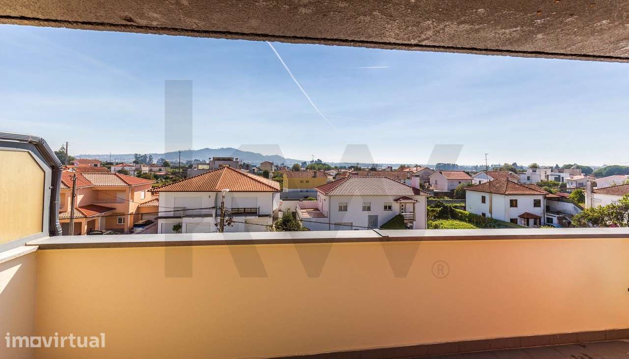 T2 com Varanda Panorâmica de 25m2 e Vista Rio & Santa Luzia | Rua de P - Grande imagem: 4/28