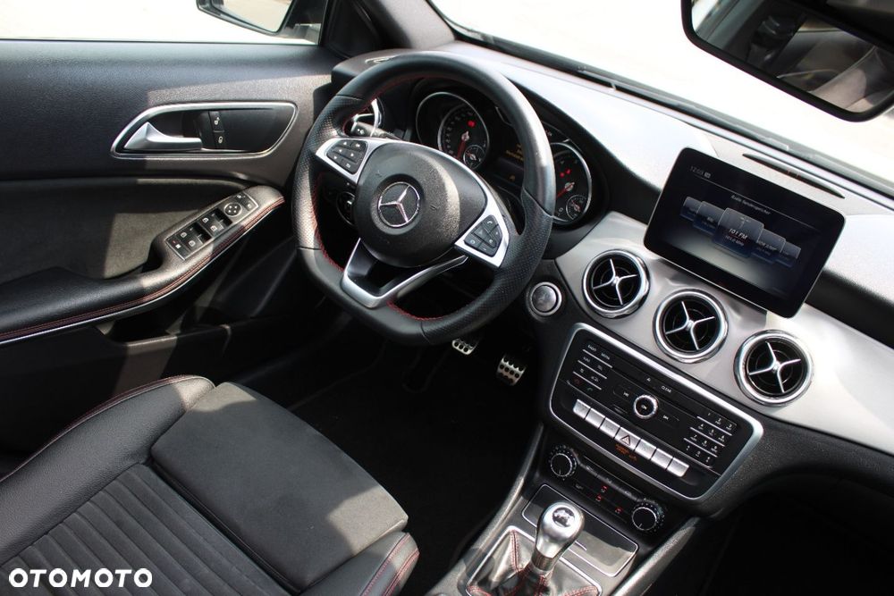 Mercedes-Benz GLA - 32