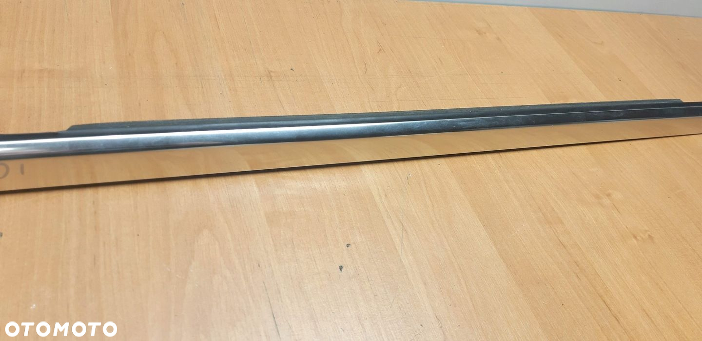 Mercedes C klasa W205 kombi listwa zgarniająca drzwi prawy tył A2057300624 - 4