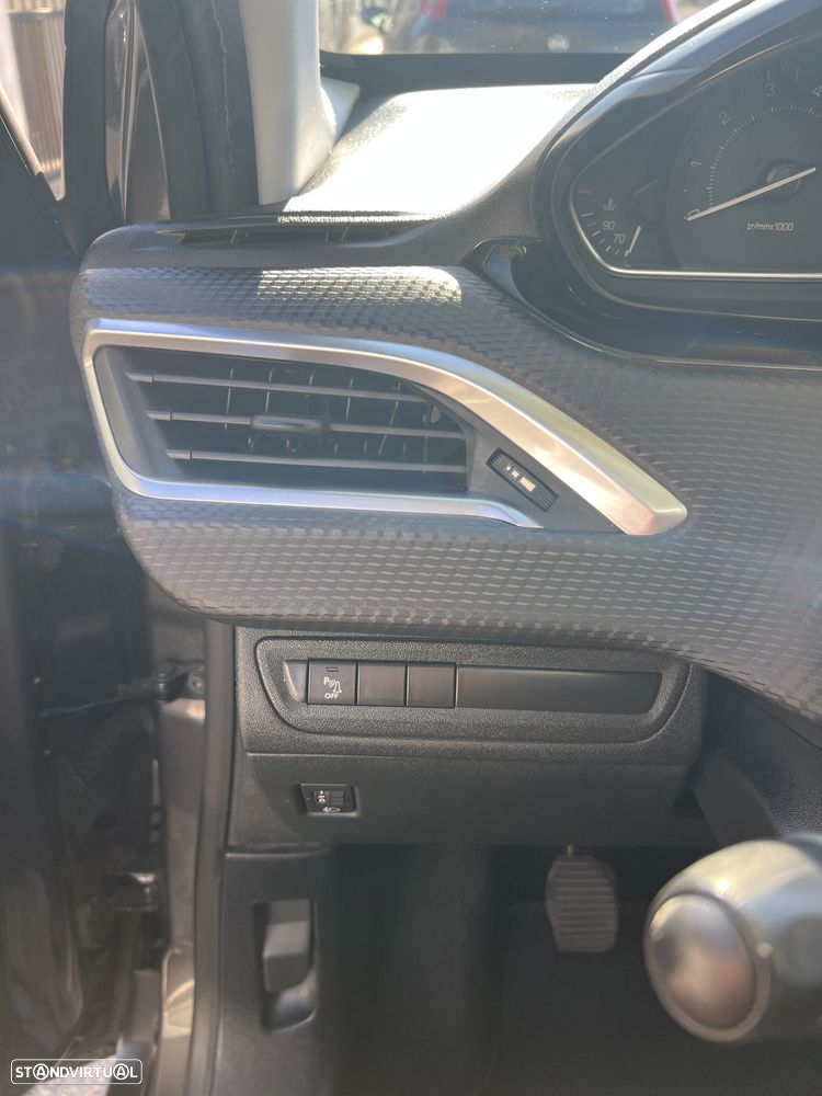 Peugeot 2008 1.2 PureTech Allure - 12