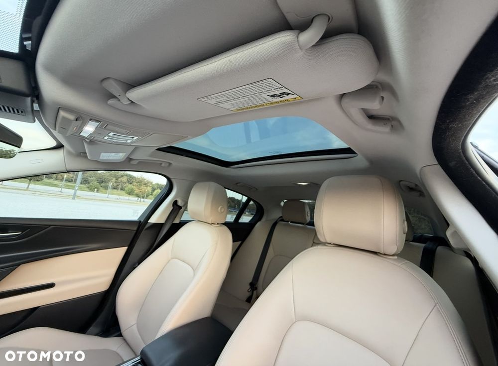 Jaguar XE 25t AWD Prestige - 14