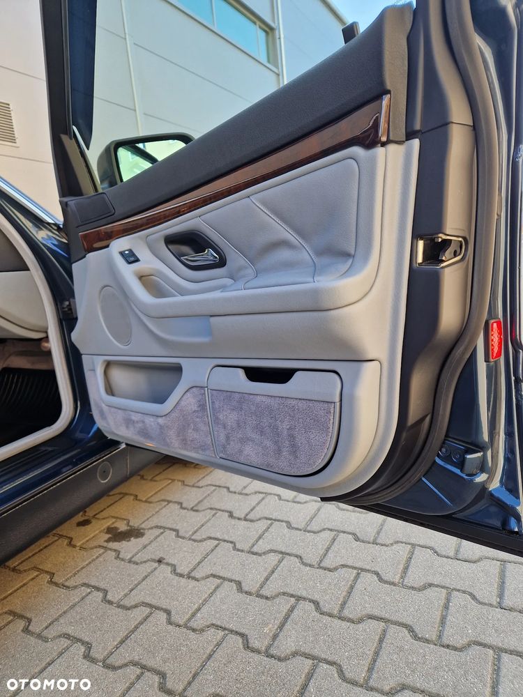 BMW Seria 7 740i V8 - 12