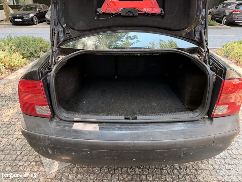 VW Passat 1.9 TDi Confl. Top Aut. - 13