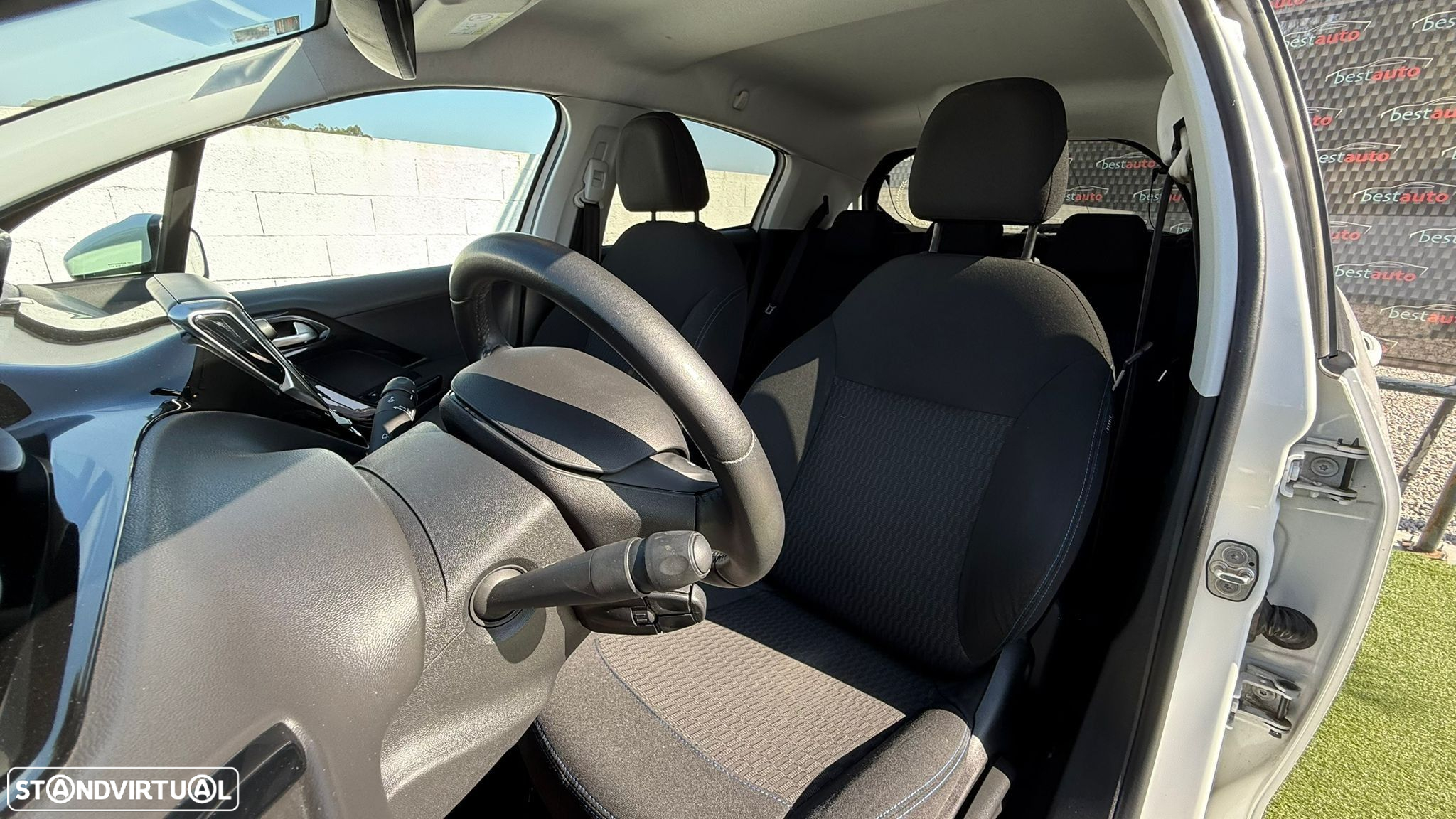 Peugeot 208 1.2 PureTech Signature - 16