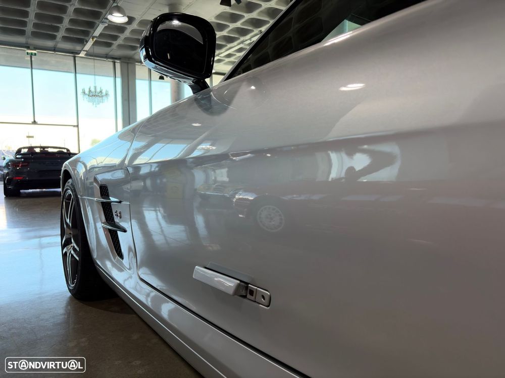 Mercedes-Benz SLS 63 AMG - 12
