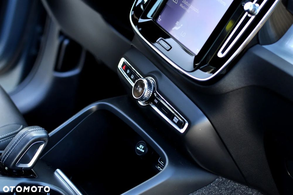 Volvo XC 40 T4 Geartronic Momentum Pro - 27