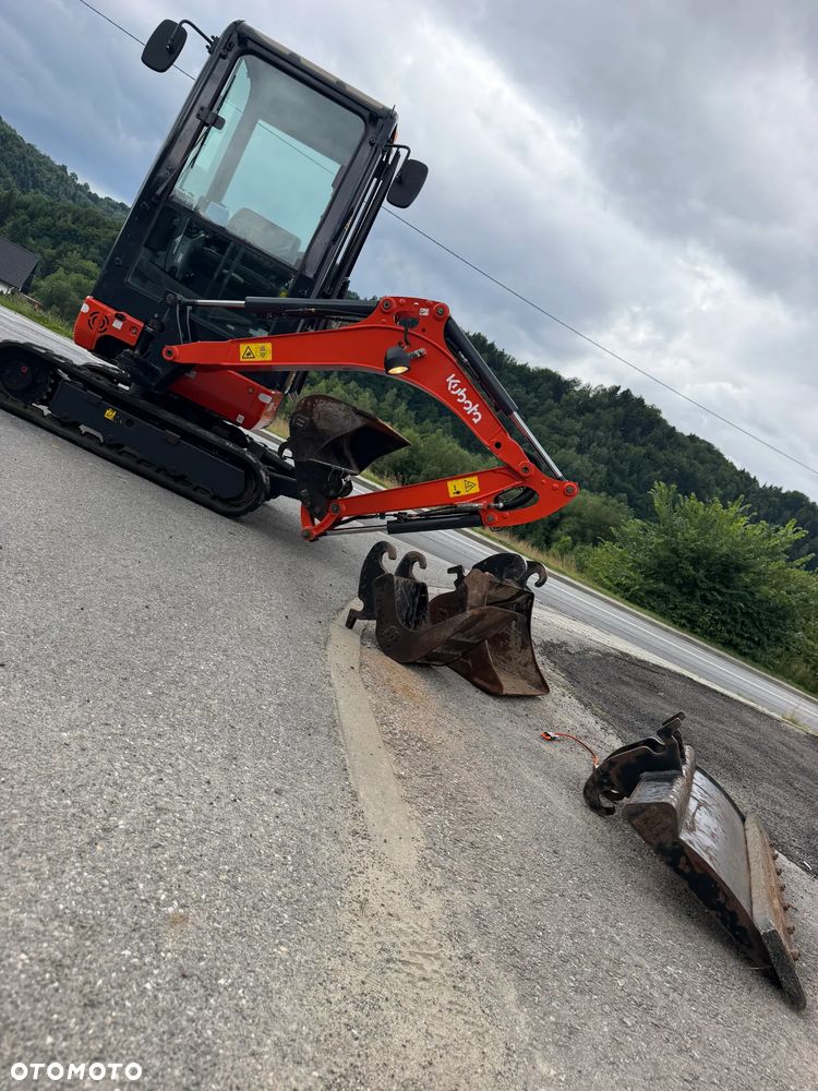 Kubota KX016-4 Koparka Gąsienicowa 2 tony. DEKRA aktualna do 2026r. 3 łyżki.+ pług fabryczny do równania kruszywa lub odśnieżania. Szybkozłącze Hydrauliczne. zmiana łyżek bez wychodzenia z kabiny! Rozsuwane Hydr. podwozie! Sprowadzona z Gospodarstwa Norweskiego! Zero luzów i wycieków. Maszyna jak Nowa z Salonu! 2020 rok. 1000 mtg! Pełna Dokumentacja. Gąsienice bez zużycia! Łyżka Skarpowa+ 2 kopiące. szybka wolna jazda. Ani deka luzów i wycieków. OKAZJA  Dodatkowe sekcje Hydr. Po serwisach kolejny za 400 mtg! - 17