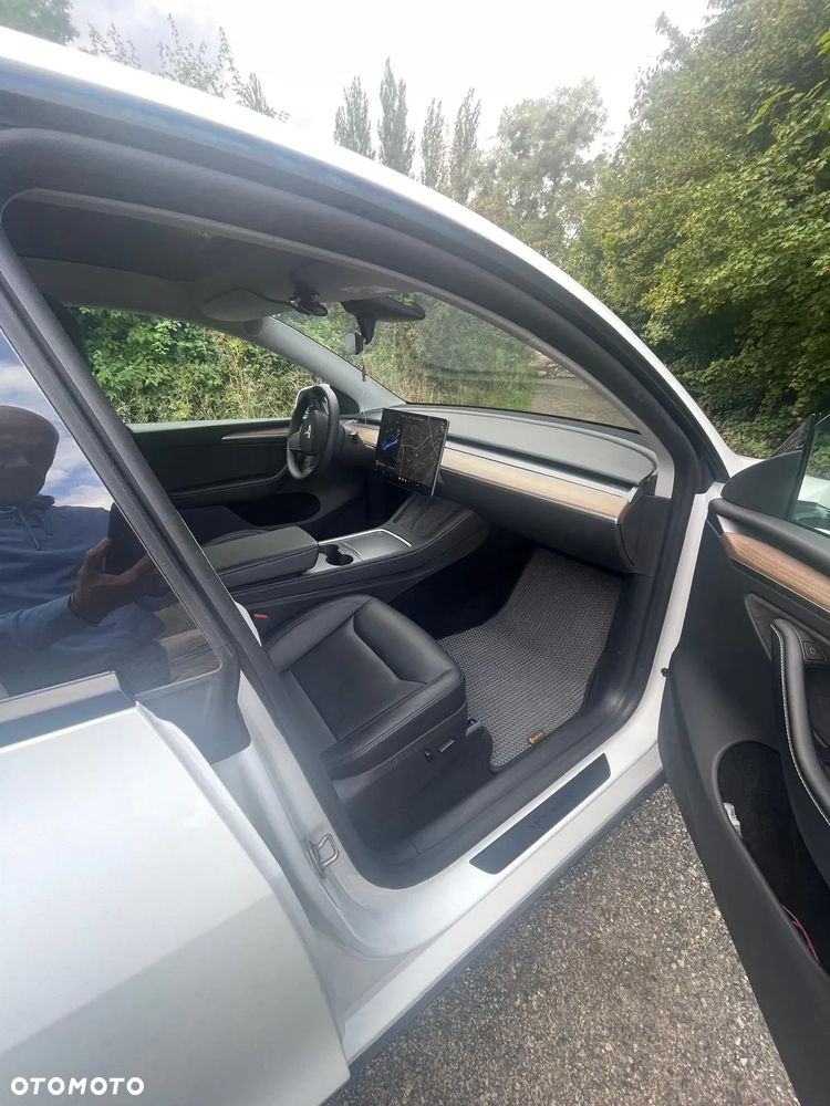 Tesla Y Long Range AWD - 3