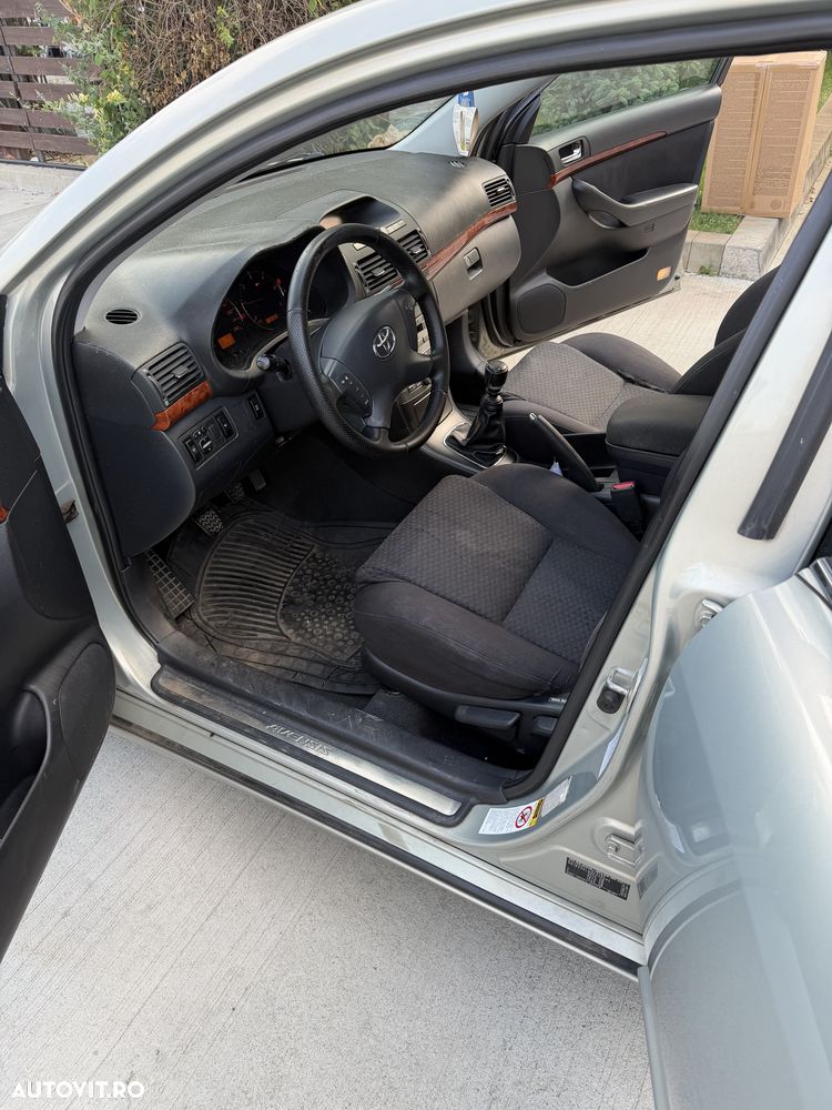 Toyota Avensis - 13