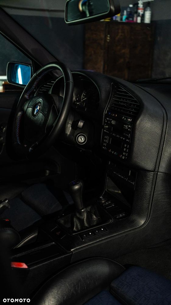 BMW Seria 3 323i - 25