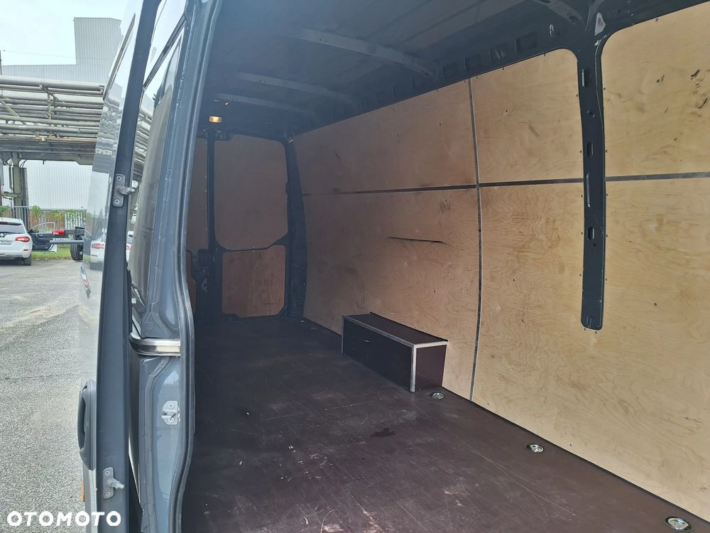 Iveco Daily 35S18 furgon 16m max długi Hak 3,5t Ledy Kamera Sklejka - 16