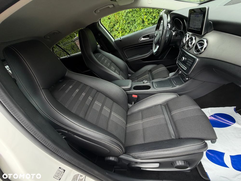 Mercedes-Benz GLA 200 7G-DCT Urban - 14