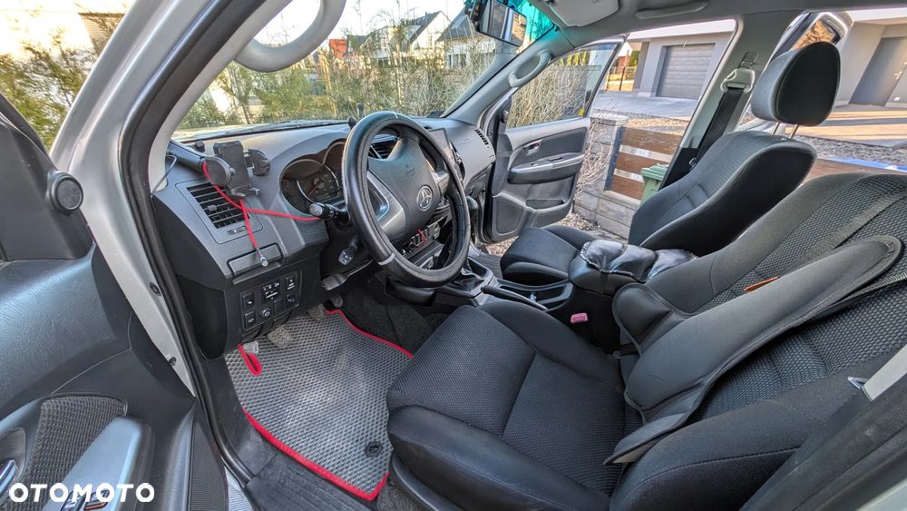 Toyota Hilux 2.5 D-4D SR - 27