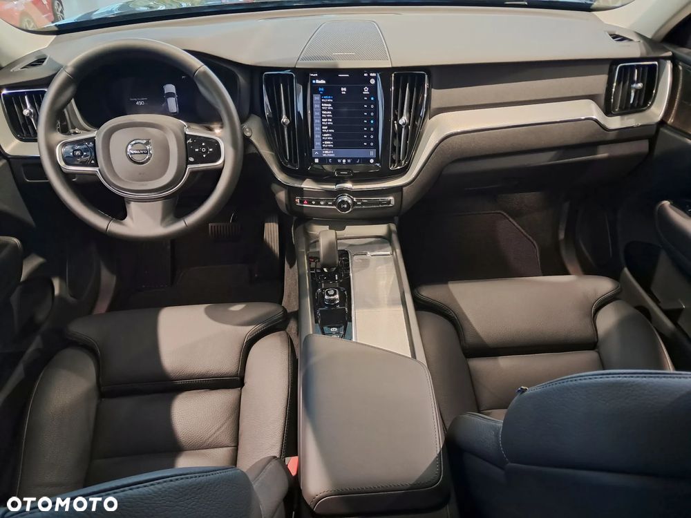 Volvo XC 60 B5 B AWD Plus Dark - 17