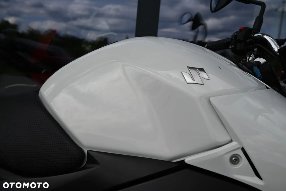 Suzuki GSR - 32