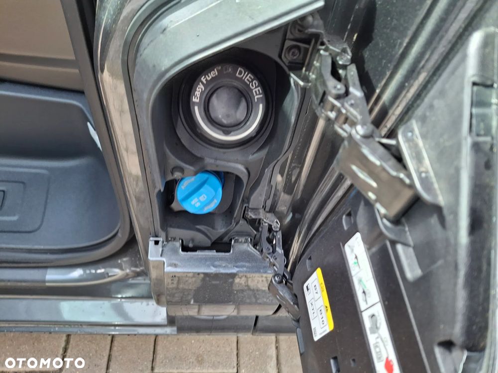 Volkswagen Caravelle - 9
