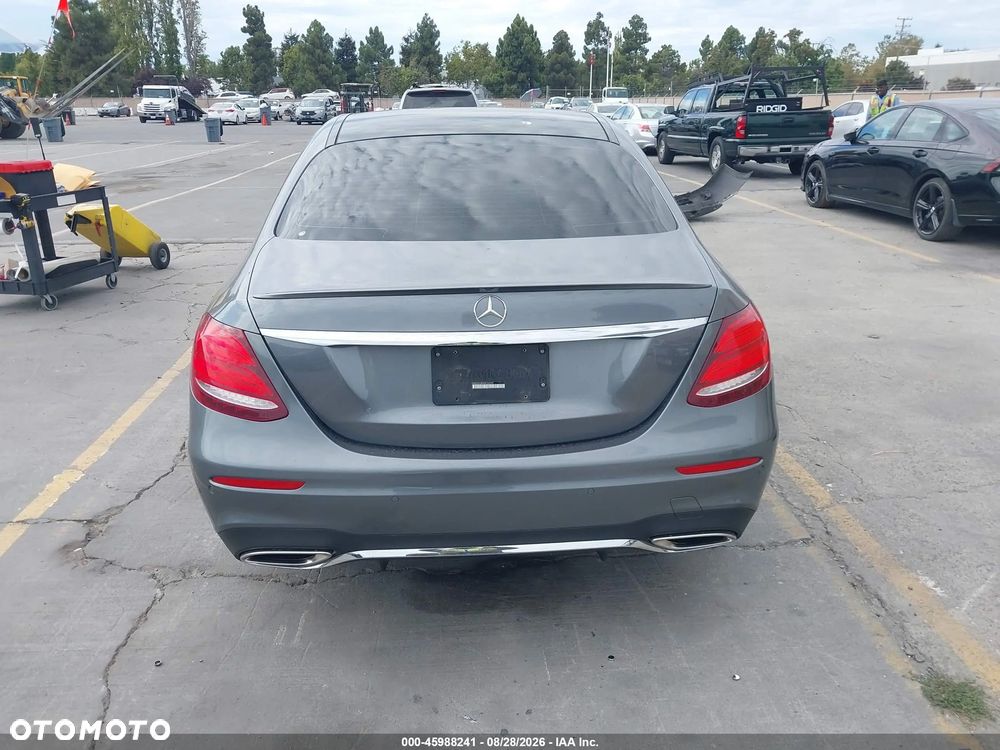 Mercedes-Benz Klasa E 300 9G-TRONIC AMG Line - 5