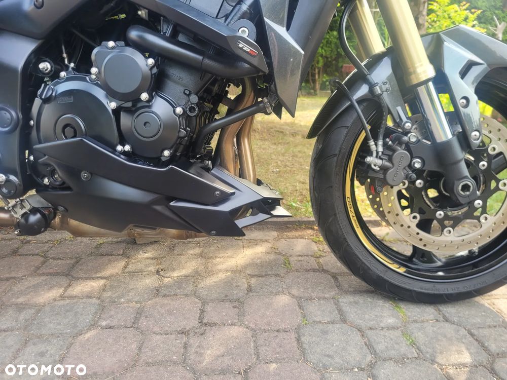 Suzuki GSR - 7