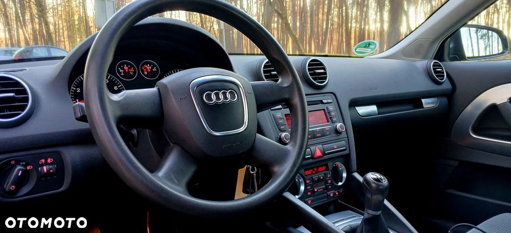 Audi A3 3-drzwiowe 1.6 Attraction - 10