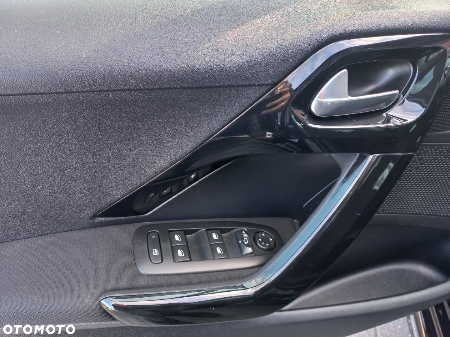 Peugeot 208 - 10