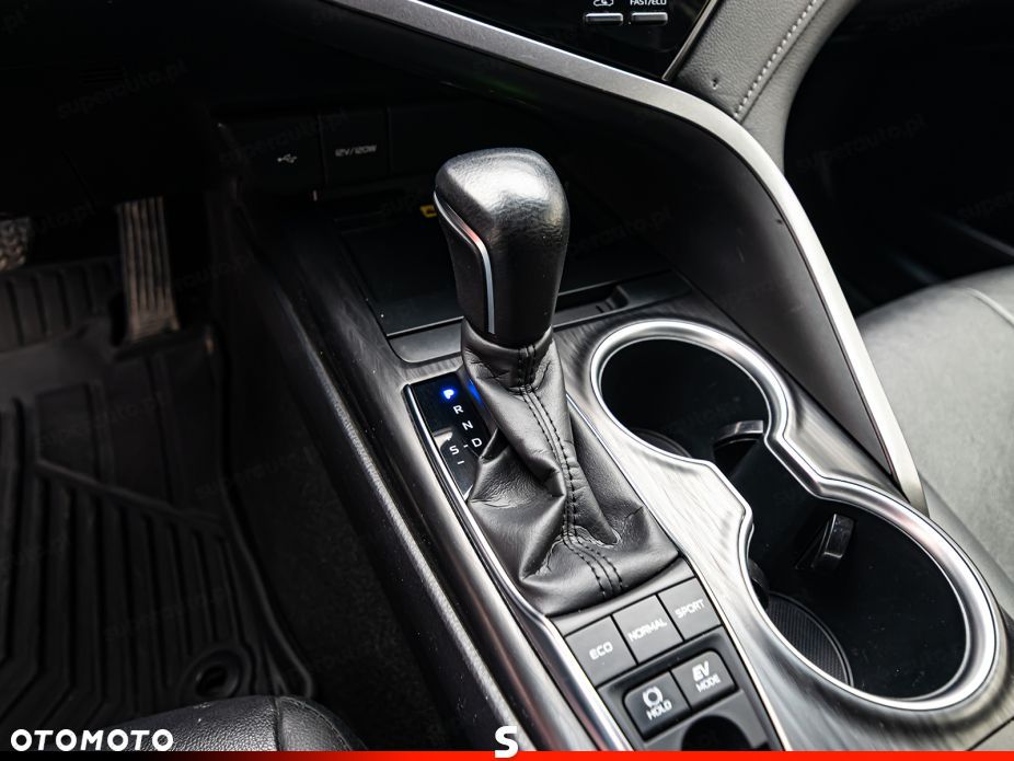 Toyota Camry 2.5 Hybrid Executive CVT - 23