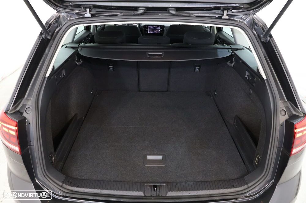 VW Passat Variant 2.0 TDi Business DSG - 25