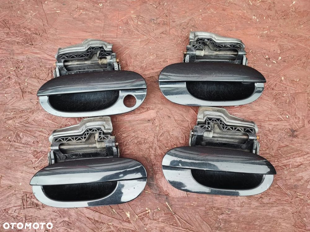 BMW E38 / E39 ORYGINALNY KOMPLET KLAMET ZEWNĘTRZNYCH W KOL. COSMOSCHWARZ 303/9, WERSJA EUROPA, LEWA / PRAWA / TYŁ / PRZÓD. O NR: 8 235 097 / 8 235 098 /  8 245 465 / 8 245 466 OEM. W BARDZO DOBRYM STANIE TECHNICZNYM. - 1