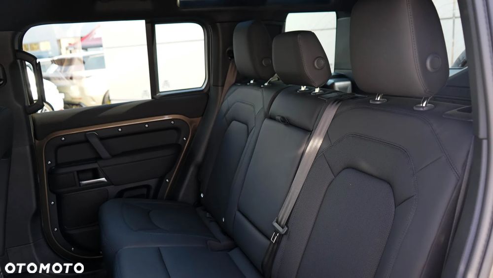 Land Rover Defender 110 D350 X-Dynamic SE - 26