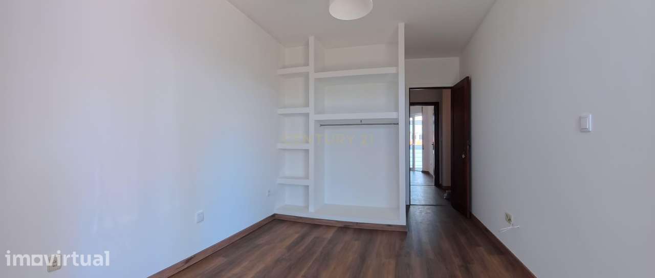 T2 Renovado com Garagem Fechada e 2 Varandas — Palmeira de Faro, Espos - Grande imagem: 4/22