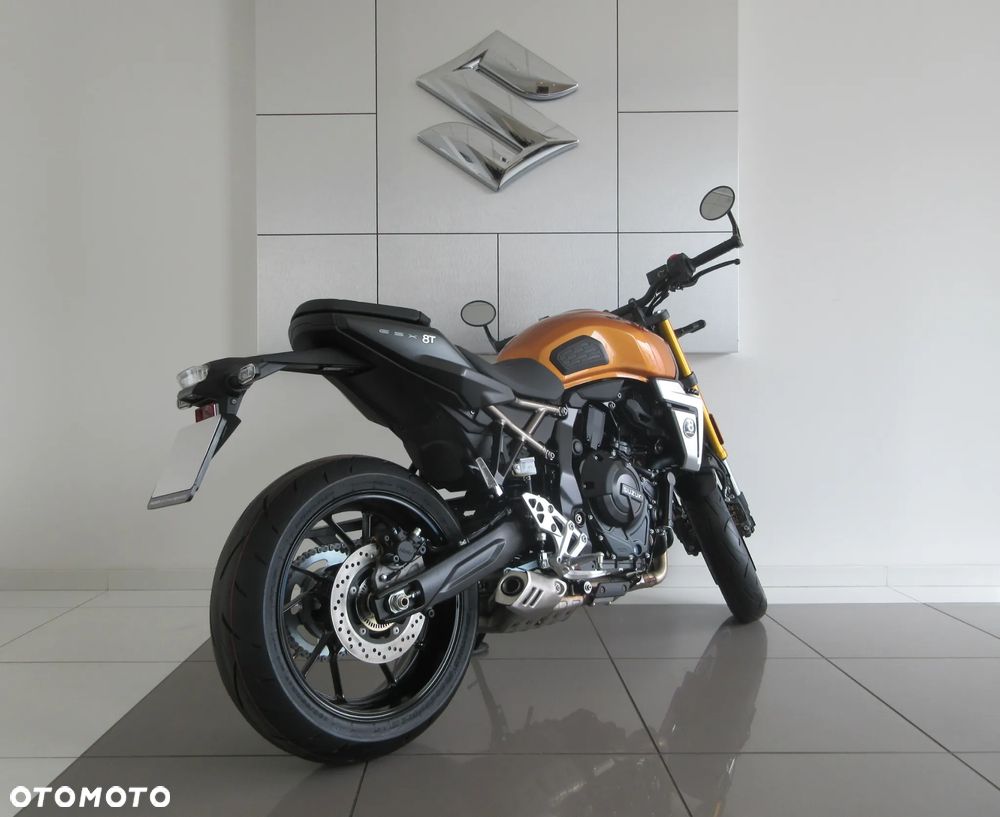 Suzuki GSX - 6