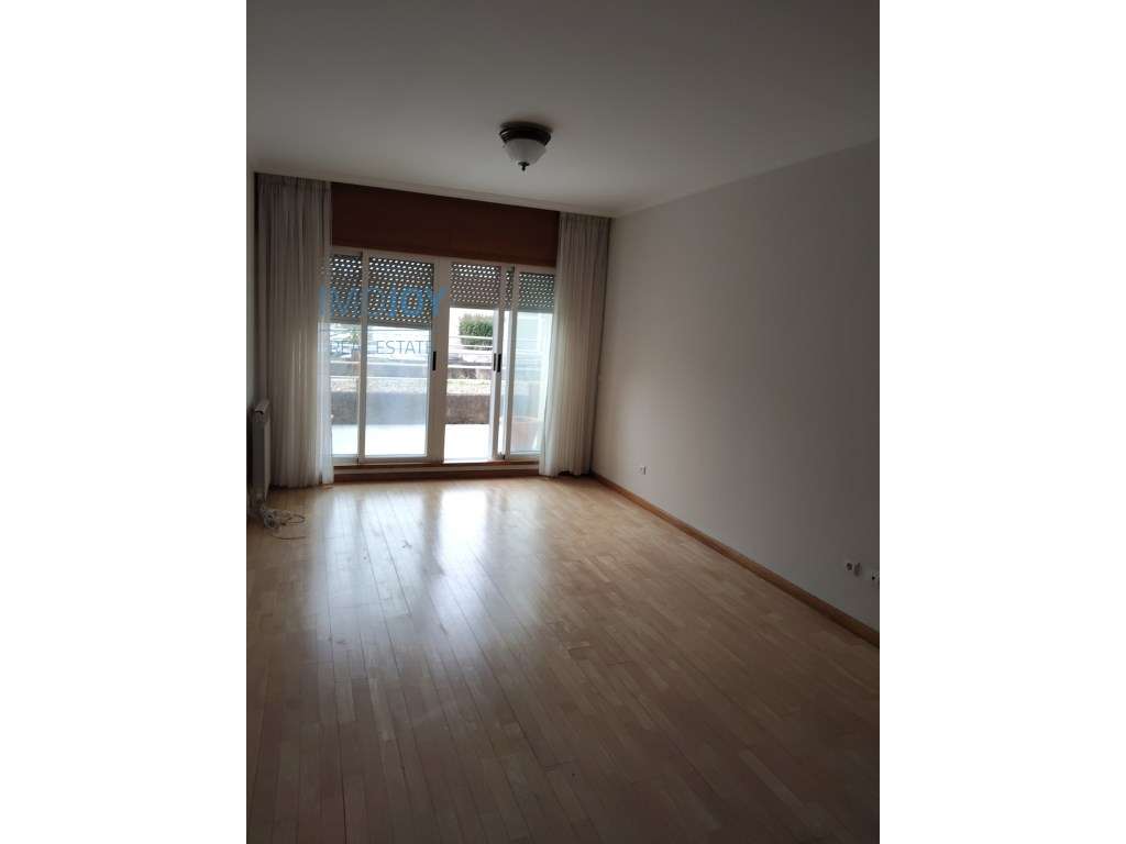 Apartamento T1 para Arrendamento no Porto com Garagem e Arrumos - Grande imagem: 2/26