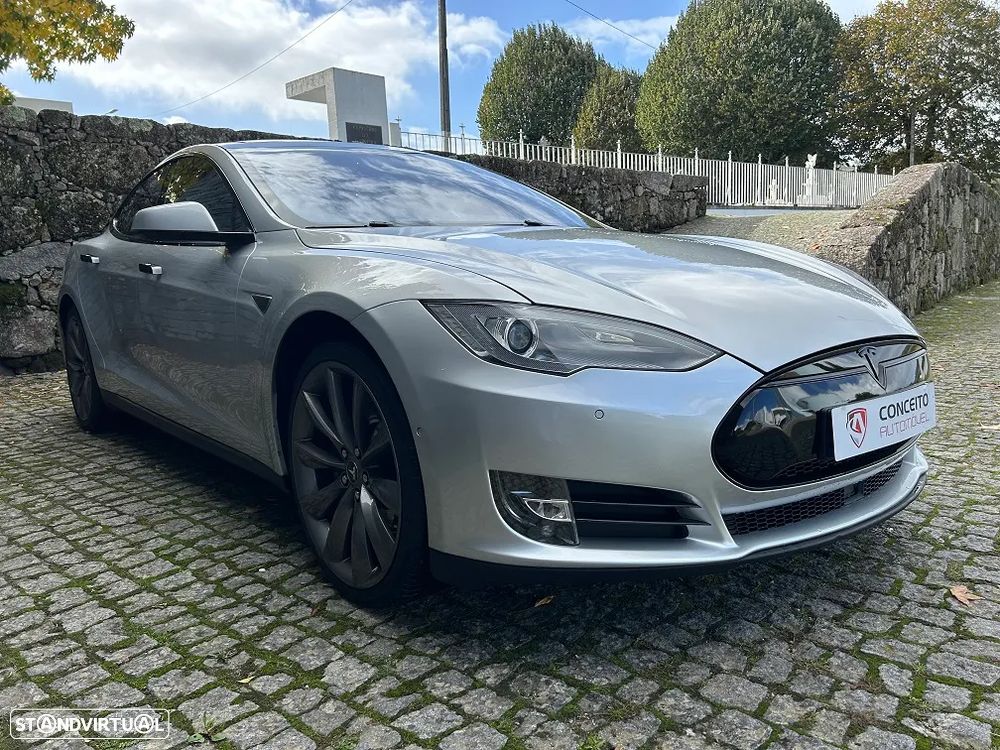 Tesla Model S - 4