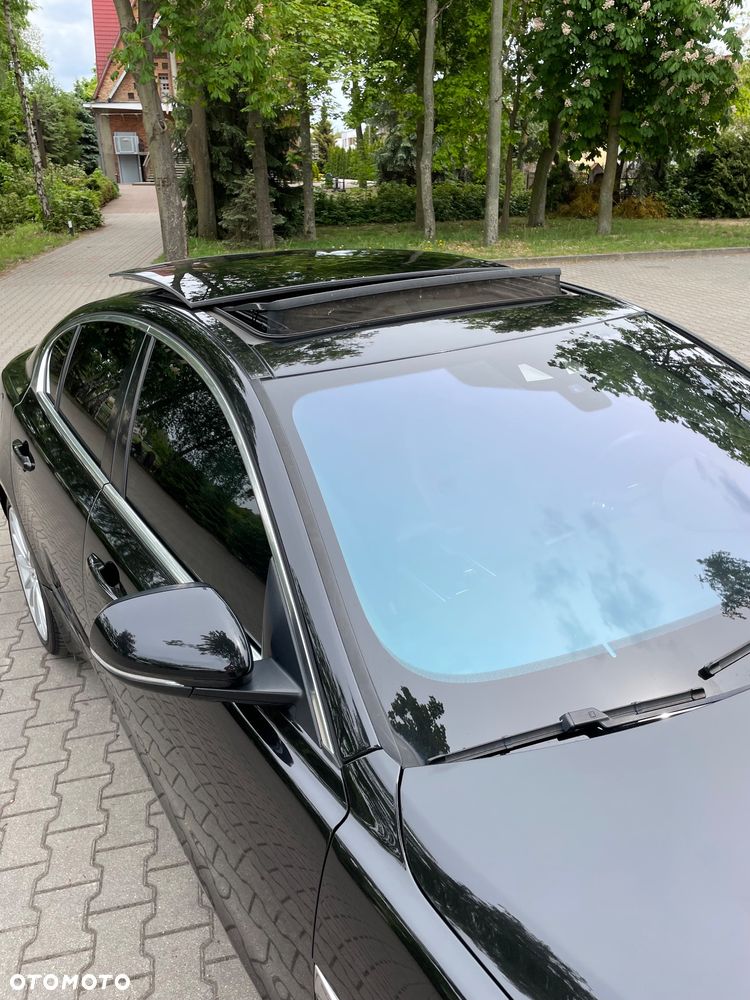 Jaguar XE 30t AWD Portfolio - 8