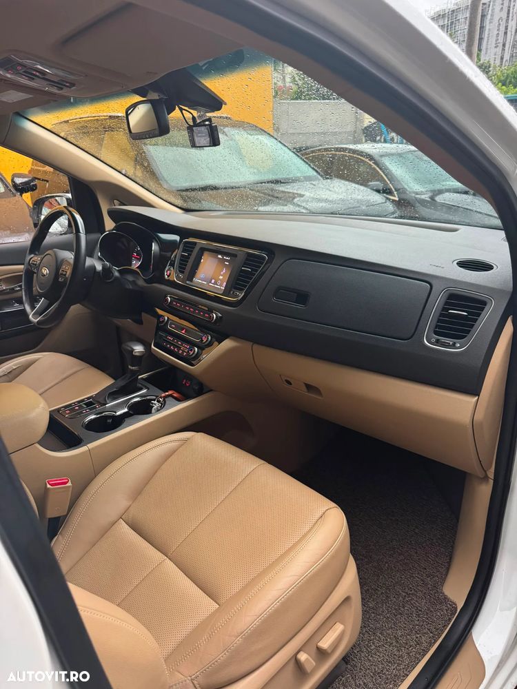 Kia Carnival - 12