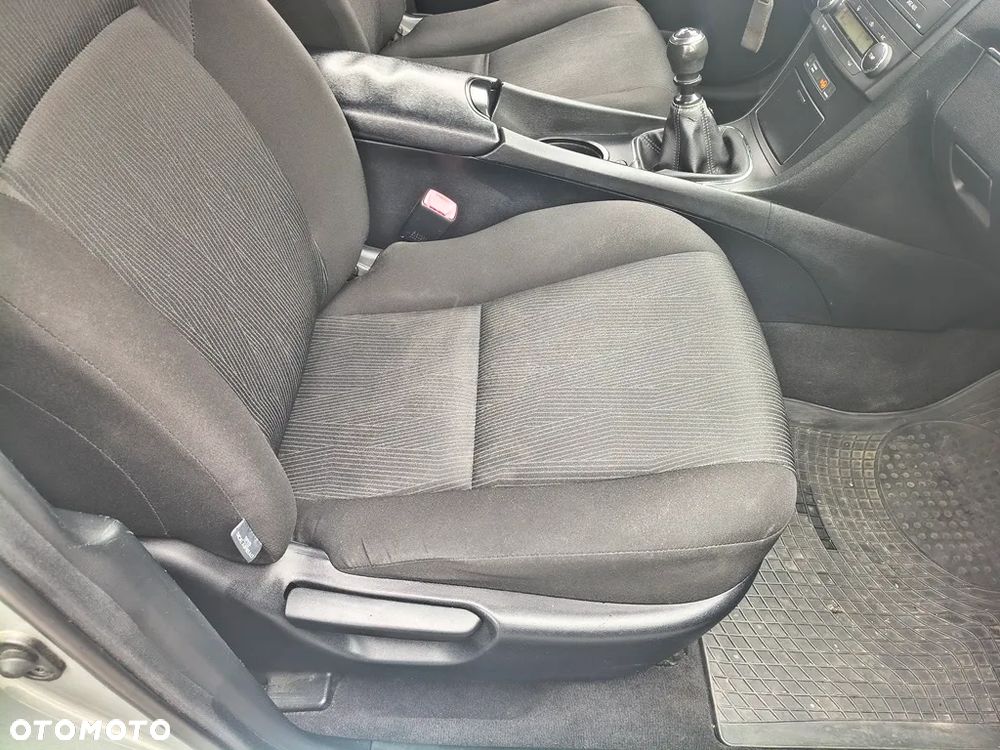 Toyota Avensis 1.6 Active - 13