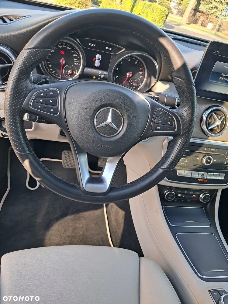 Mercedes-Benz GLA 180 7G-DCT - 11