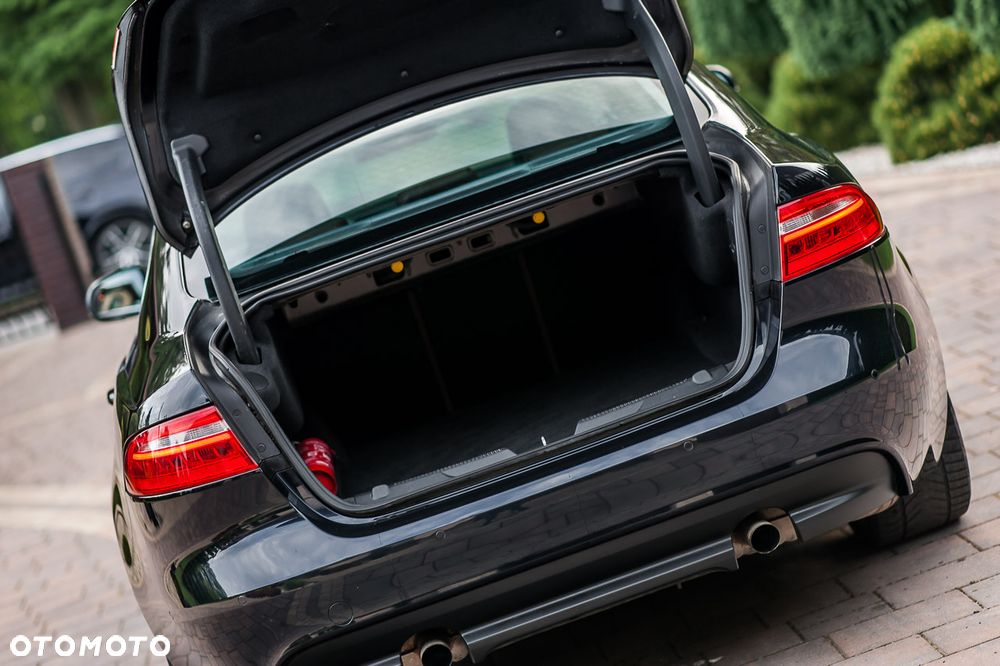Jaguar XE 2.0 T Prestige - 10