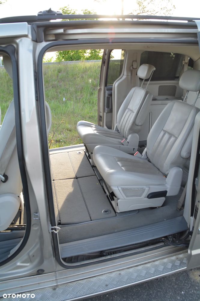 Chrysler Town & Country - 27