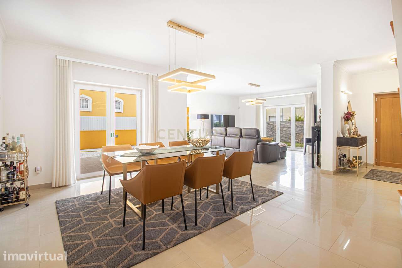 Elegante moradia T4, de arquitetura contemporânea, no coração de Torre - Grande imagem: 4/48