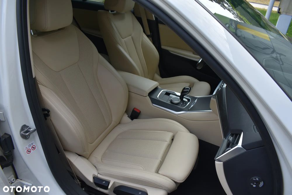 BMW Seria 3 320e Luxury Line - 26