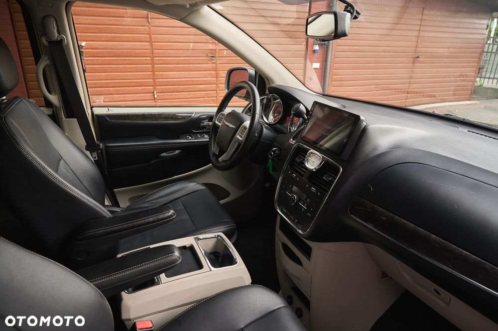 Chrysler Town & Country - 33