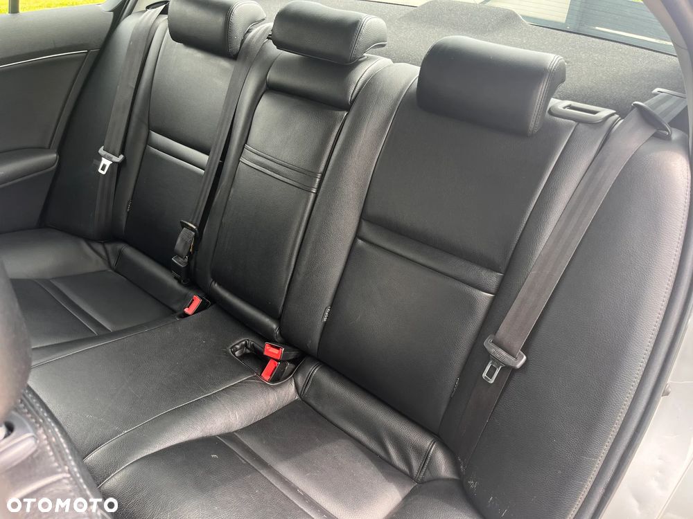 Toyota Avensis 1.6 Premium - 17