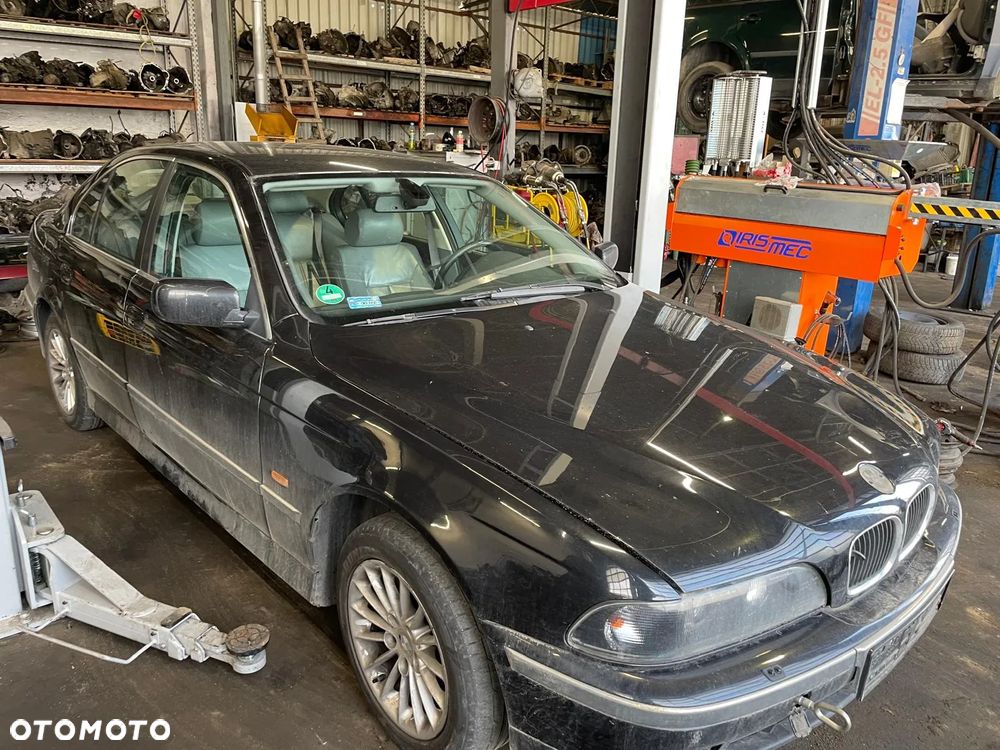 BMW 5 E39 Auto na części Kolor : COSMOSSCHWARZ METALLIC (303) - 1