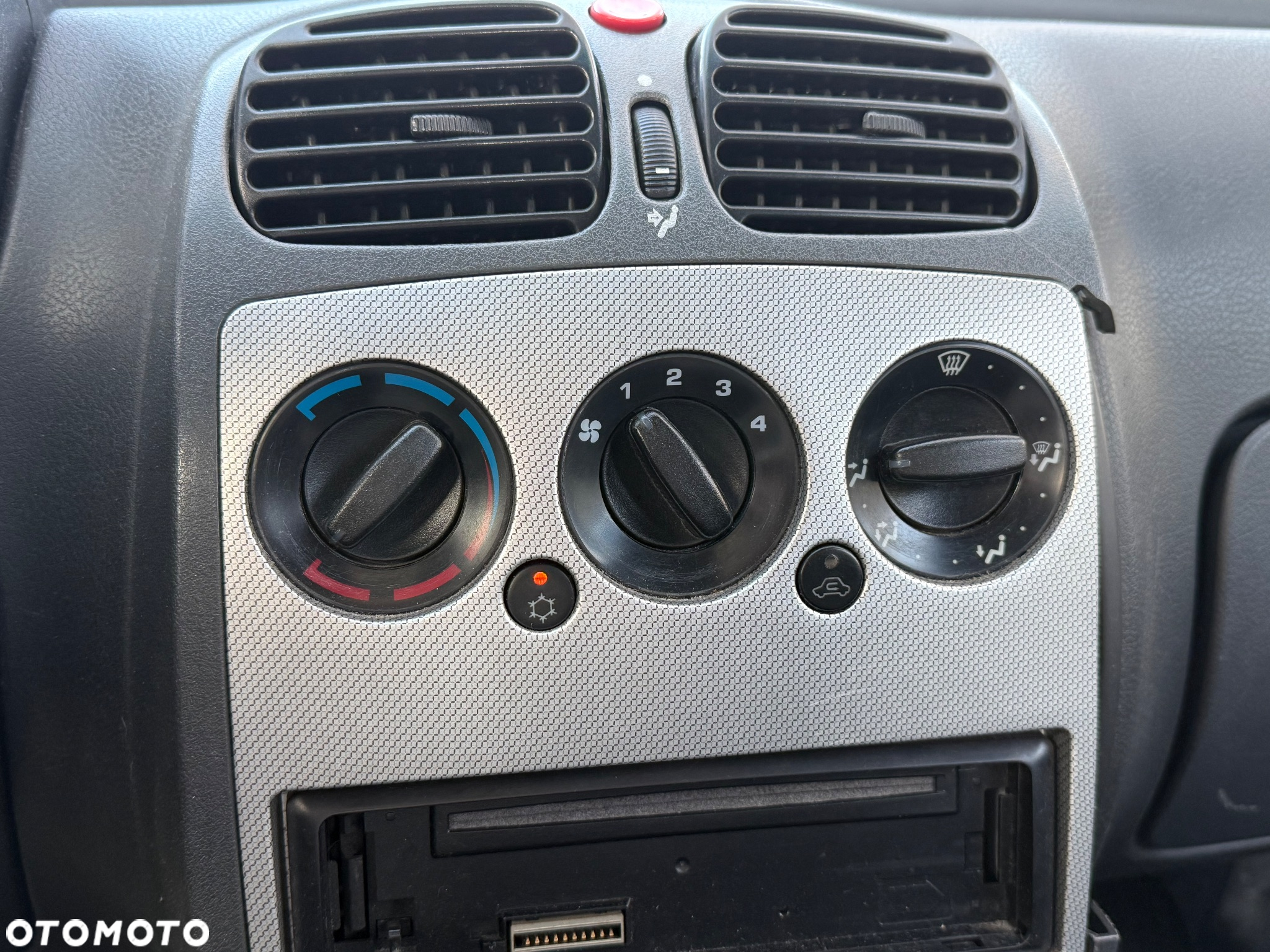 Tata Indica 1.4 GLX - 9