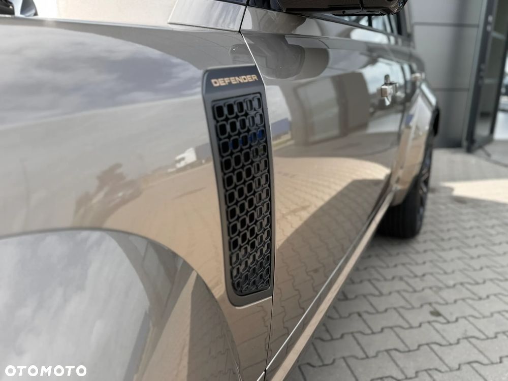 Land Rover Defender 4.4 P635 V8 mHEV Octa - 3