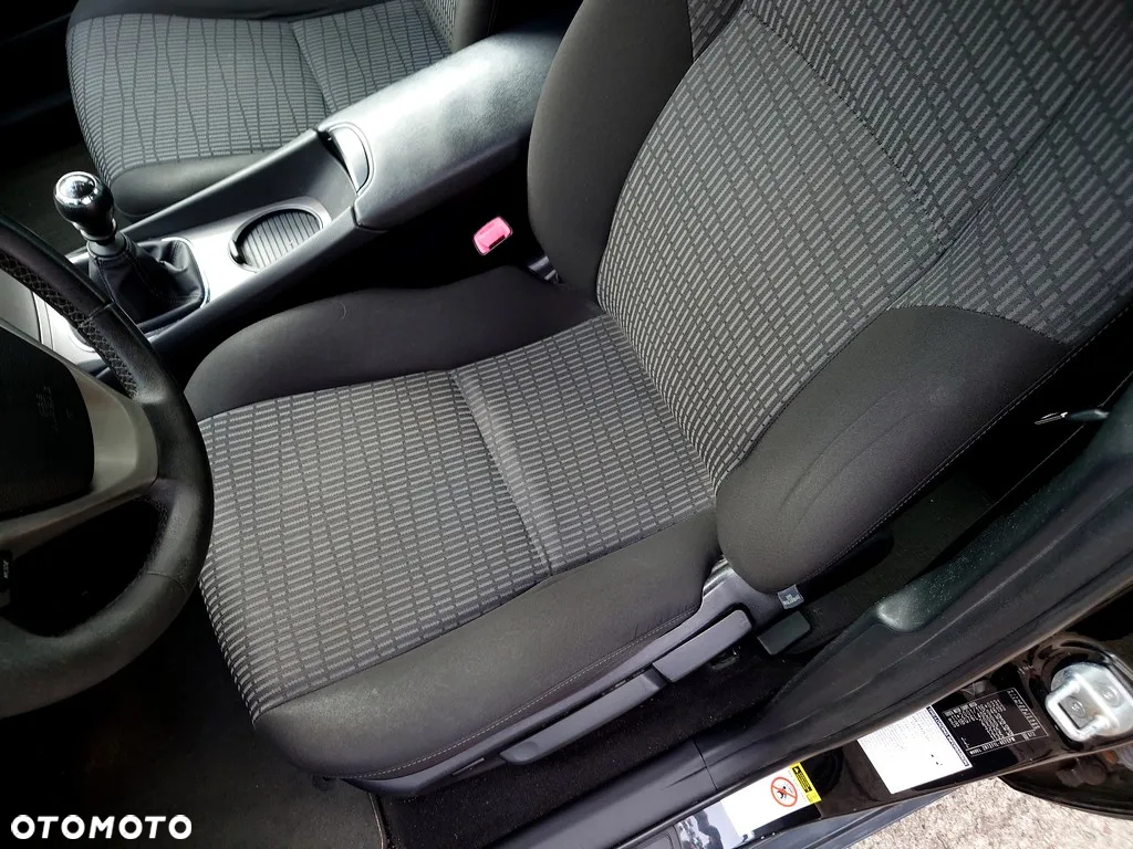 Toyota Avensis 1.8 Sol - 12