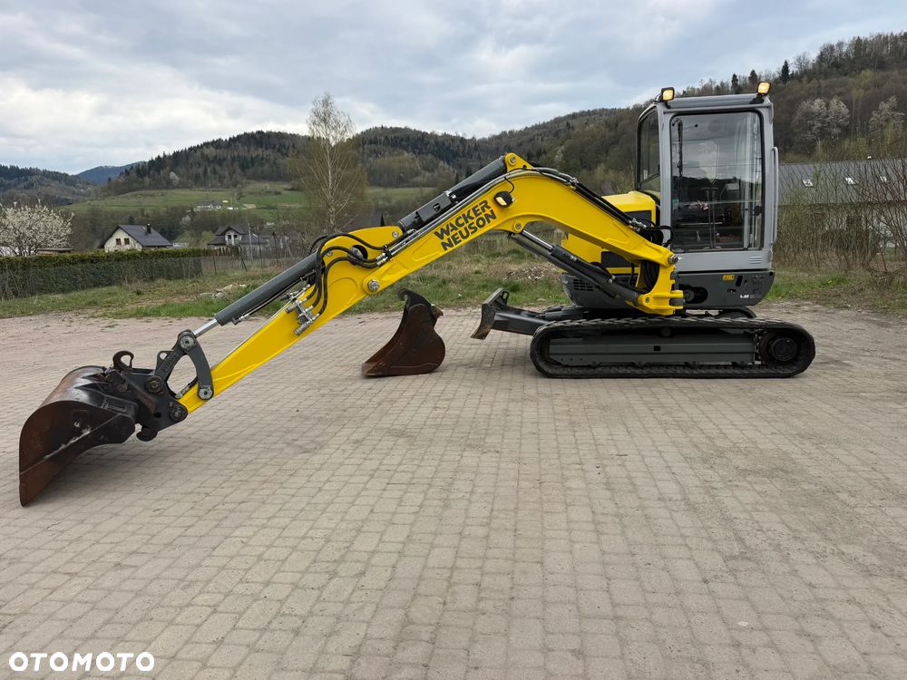 Wacker Neuson EZ53 Koparka Gąsienicowa 5,5 Tony. 2020 rok. 1772 mtg. Jak Nówka z salonu! ani deka luzów czy wycieków! Pochodzi z Gospodarstwa Norweskiego! Aktualne serwisy DEKRA BMWT 2027r. 2 łyżki. Silnik PERKINS 4 cyl. 52km. Maszyna Full wypasiona! Bogata wersja Norweska! Klima. Szybkozłącze Hydrauliczne. OKAZJA. Pełny Oryginał historia do sprawdzenia w Wacker autoryzowany! 4 sekcje Hydrauliczne. Po serwisach eksploatacyjnych. Ani Deka luzów i wycieków - 34