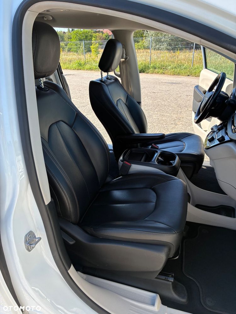 Chrysler Pacifica - 12