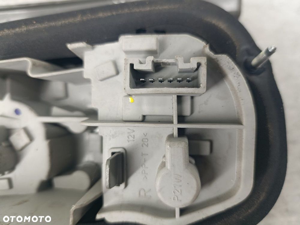 LAMPA TYLNA PRAWA TOYOTA COROLLA VERSO II MINIVAN - 2